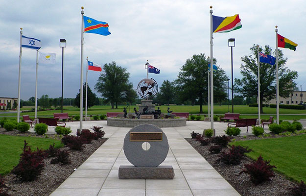 Ein Platz mit Flagen drumherum.